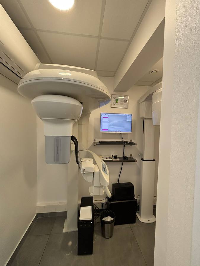 Salle de radiologie panoramique avec poste informatique mural