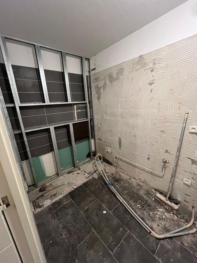 Ossature métallique montée pour la nouvelle cloison de la salle de bains