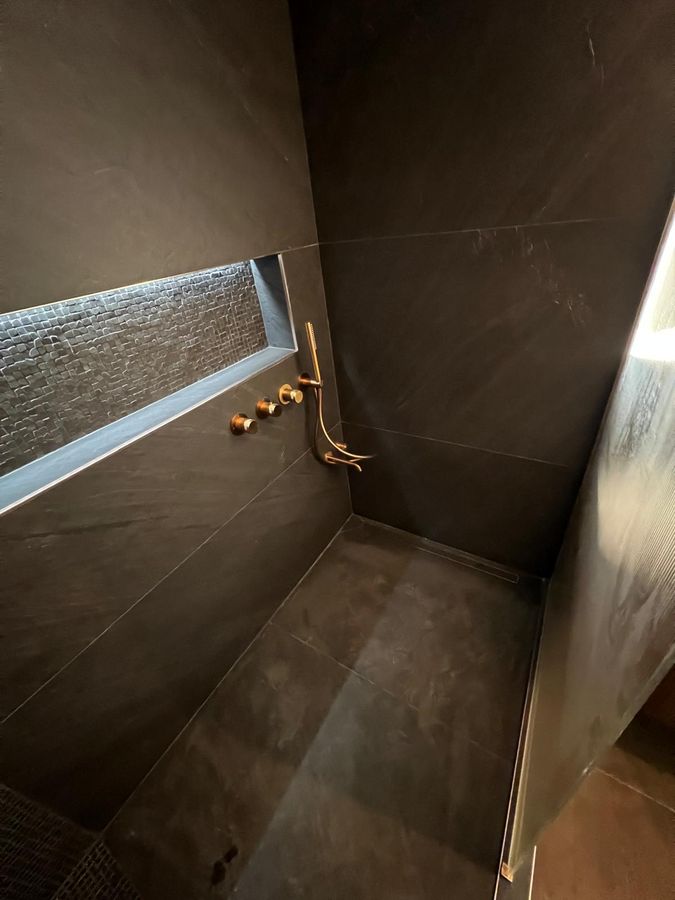 Étanchéité sous carrelage et niche rétroéclairée avant la pose du grès cérame