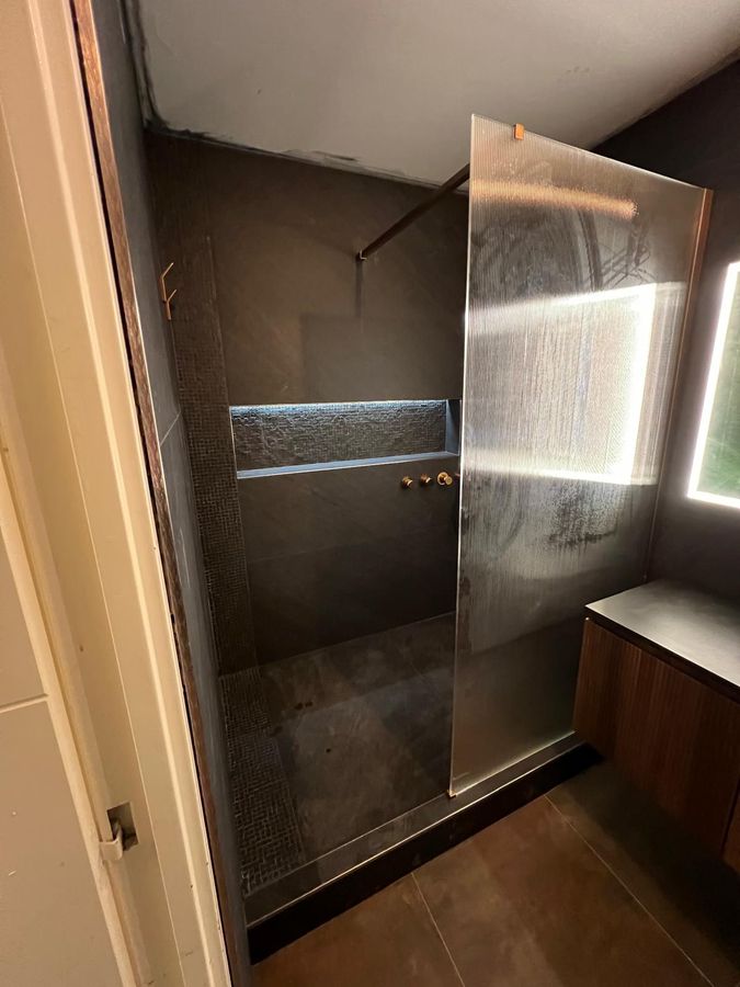 Paroi de douche en verre cannelé et meuble vasque en bois sur mesure